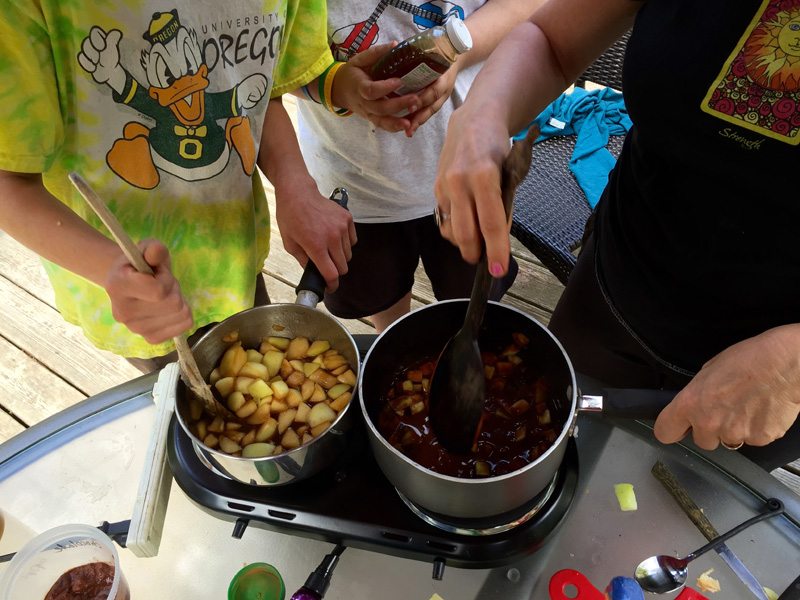 kids making applesauce